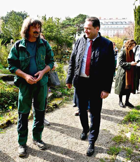 Leiter des Alpengarten Michael Knaack im Gespräch mit Bundesminister Norbert Totschnig